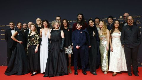 Oliver Laxe (detr�s) con el equipo de Sir�t