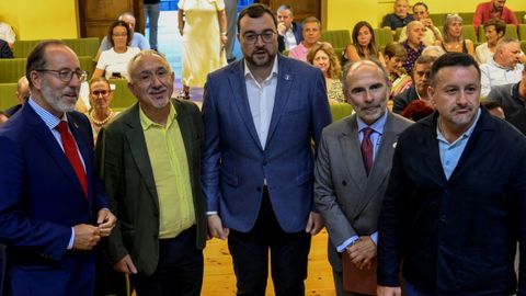 El secretario general de UGT, Pepe �lvarez (2i), y el presidente del Principado de Asturias, Adri�n Barb�n (c), inauguran la Escuela de Verano de UGT-Asturias que se celebra durante esta semana en el sal�n de actos de UGT Asturias, este martes en Oviedo