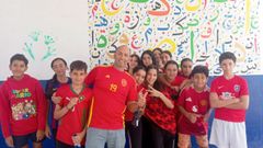 Manuel �lvarez, con parte de su alumnado en Marruecos