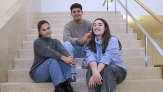 De izquierda a derecha, Paula, Xoel e Iria, los tres jvenes periodistas que lograron la beca