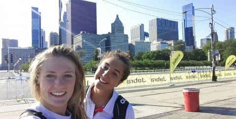 Camila Alonso e In�s Santiago, en una autofoto con la silueta de Chicago al fondo. 