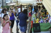 Los puestos de artesan�a y la programaci�n cultural animaron ayer Agolada en el arranque de la Mostra.