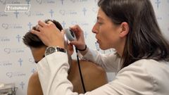 El Celta participa en la campaa Euromelanoma para darle visibilidad. En la imagen, la doctora Celia Posada examina a Brais Mndez