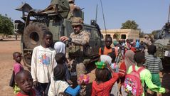 Soldados espa�oles de la Brilat, con unos ni�os en Mali