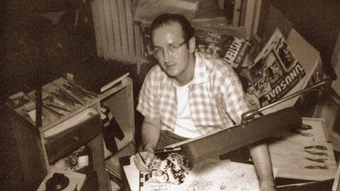 El dibujante Steve Ditko, retratado en su mesa de trabajo, durante su per�odo en Marvel