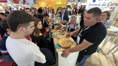En prirmer plano, los quesos de Verbas, de Arz�a, en uno de los mostradores del estand de la Deputaci�n da Coru�a.