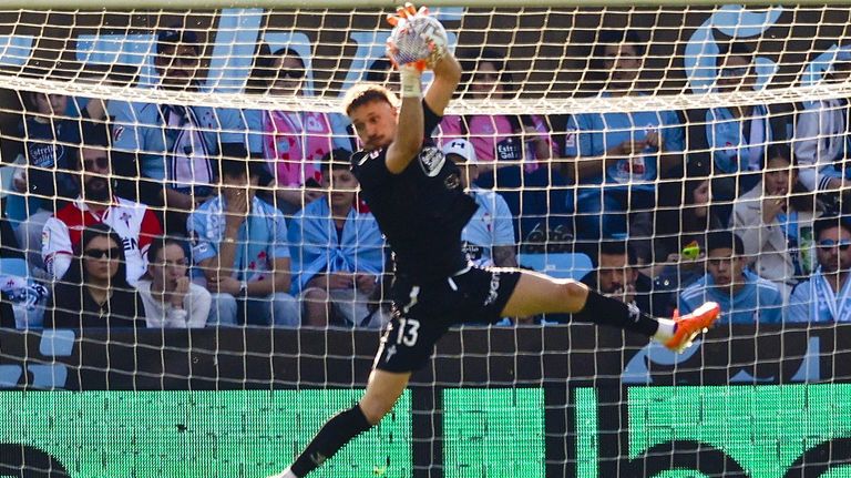 El portero del Celta Ionut Andrei Radu, durante el duelo ante el Alav�s.