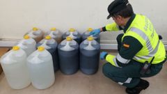 Garrafas de alcohol incautadas por la Guardia Civil.