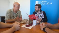 El decano en funciones de Direcci�n e Xesti�n P�blica, Enrique Varela, con el delegado territorial de la Xunta en Pontevedra, Pablo Fern�ndez