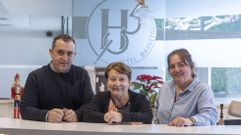 Dolores Vieites, rodeada por sus hijos Ana y Manuel, que regentan el negocio en la actualidad