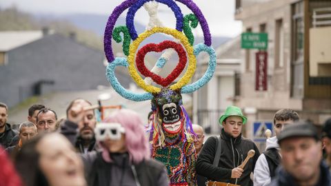 Boteiros y fuli�ns en el desfile del domingo gordo de Viana do Bolo.
