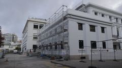 Andamios en un lateral del instituto Salvador de Madariaga este martes por la mañana