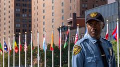 Un guardia ante la sede de las Naciones Unidas, en Nueva York