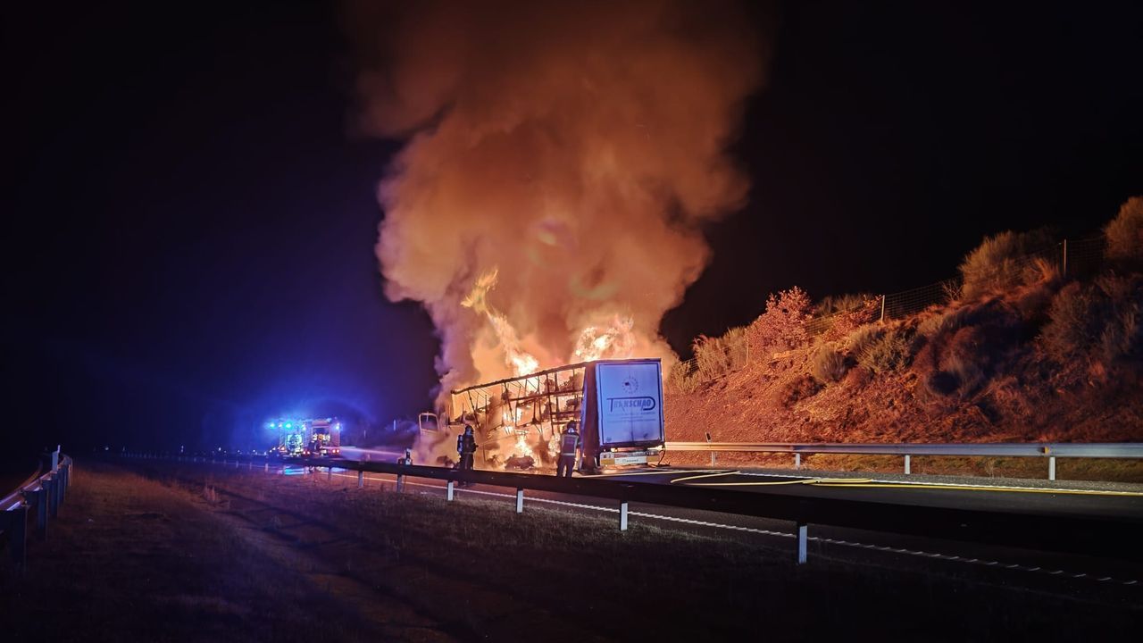 Cortan la A-52 en Trasmiras tras el incendio de un camión