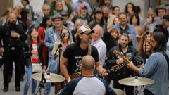 Fiestas del Rosario en A Coru�a. Sesi�n verm� en la calle Troncoso