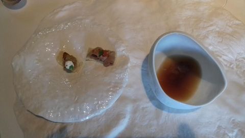Consom� de cordero al  horno de le�a, con tostada de lengua, vinagreta y corteza de cordero con sesos y tripa.