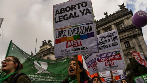Manifestantes proabortistas y contrarios a la legalizaci�n se manifestaron frente al Parlamento de Buenos Aires durante el debate del proyecto del ley