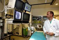 Gonz�lez Juanatey en una de las salas de hemodin�mica del Cl�nico, en foto de archivo.