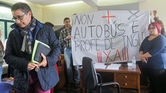 Protesta de familias de alumnos en el pleno de Dodro