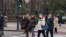 Varias personas pasean con mascarilla por Oviedo, en 2022