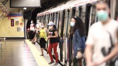 Pasajeros con mascarilla en una estaci�n del metro, en Madrid