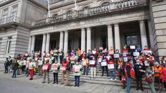 Concentraci�n de los sindicatos CC.OO. y UGT frente a la Subdelegaci�n del Gobierno en Pontevedra