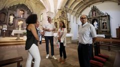 La alcaldesa de Mar�n, Mar�a Ramallo, y varios concejales, con el conselleiro de Cultura, Jos� L�pez, durante la visita a la iglesia de Santa Mar�a del Puerto