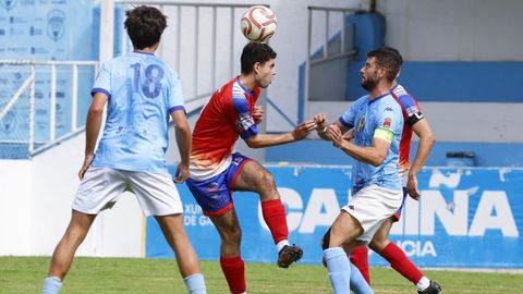 Dani Gonz�lez y Arturo, dos de las opciones de ataque del conjunto viveirense, en el partido de pretemporada contra el Sig�eiro.