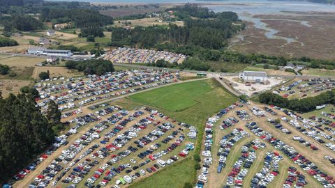 Vista de los aparcamientos habilitados en la recta de A Venta, a la entrada de Ortigueira desde Espasante, llenos de coches el s�bado