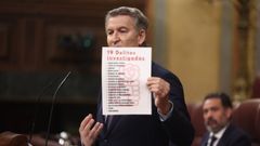 Feijoo, durante su intervenci�n en el Congreso, mostrando los 19 delitos que figuran en las investigaciones que afectan al PSOE y al entorno de S�nchez