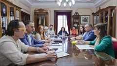 De esquerda a dereita Javier V�zquez, concelleiro de Cultura; Agust�n Gallego, de Turismo; Silvia Colmenero, de Industria; Ram�n Cabarcos, de Urbanismo; Antonio Ameijide, edil de Mobilidade, e tam�n tenente de alcalde; Elena Candia, alcaldesa; Mar�a Reigosa, concelleira non adscrita; Mar Carballas, edila de Econom�a; Gustavo Enrique, de Pol�tica Social e Flor Rubinos, de Zona Rural