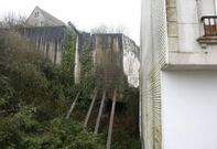 Un desmonte hace veinte a�os en Raposeiras dej� parte del entorno de una vivienda en el aire. 