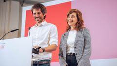 El portavoz de Sumar, Ernest Urtasun, junto a la portavoz del partido en el Congreso de los Diputados, Marta Lois.