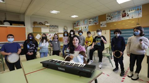 Carla, rodeada de los alumnos de una de sus clases de msica en el Albino Nez