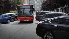 El cambio se nota en Fernando Mac�as, donde la doble fila ha dejado de estorbar al autob�s