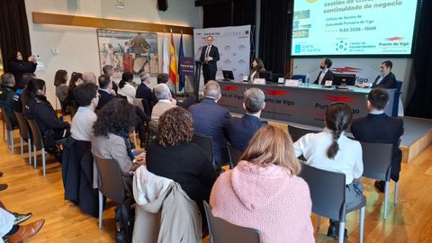 Imagen del foro�del cl�ster en el que particip� Botana