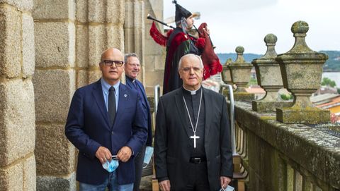 Jos Manuel Baltar, presidente de la Diputacin, y Leonardo Lemos, obispo de Ourense, en la primera actuacin en homenaje a los fallecidos por coronavirus