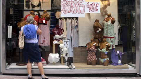 Una mujer estudia las rebajas