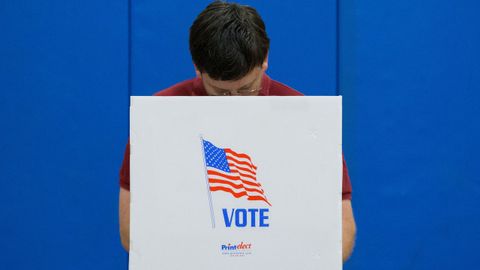 Un ciudadano estadounidense emite su voto en un colegio electoral en el Deep Run High School de Glen Allen, Virginia 