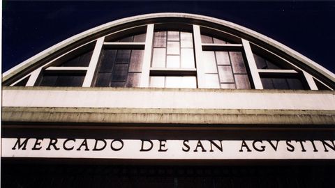 El 10 de junio de 1931 se firma el acuerdo para encargar el proyecto a Rey Pedreira y Tenreiro, dos de los protagonistas de la primera modernidad arquitectnica de Galicia. El nuevo edificio se levantara en la conocida como plaza del mercado, un espacio pblico surgido de la desamortizacin de los bienes del convento de los agustinos, que le daran el nombre, y compuesto entonces por una sucesin de tenderetes de madera con cubierta de teja.