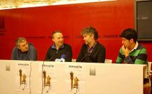 C�ndido Paz�, segundo por la derecha, durante la presentaci�n de la obra en el pazo de Raxoi.