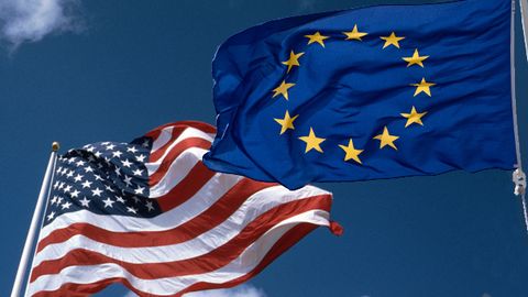 Bandera de Estados Unidos y de la Unin Europea