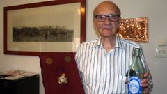 Manuel L�pez Bali�a, en una fotograf�a del 2018, con una botella de gaseosa Pum y varias medallas obtenidas por la empresa creada por su familia