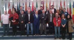 Los regidores y concejales posan con el eurodiputado en una de las sedes comunitarias.