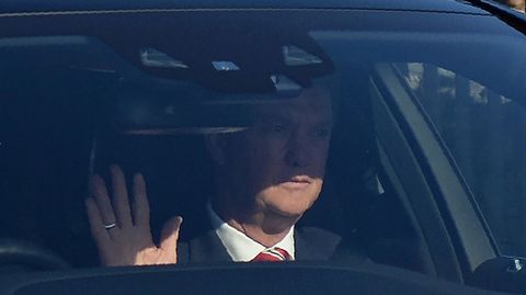 Van Gaal, saliendo de Old Trafford tras la suspensi�n.