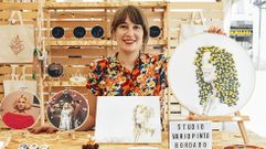 Banet, con algunas de sus obras, en la feria Pont Up de Pontevedra. La santiaguesa cuenta que hasta ahora ten�a el taller en la tienda de su madre, pero antes de la pandemia decidi� (en buena hora) trasladarlo a su propia casa, en Carreira do Conde, al disponer de espacio.