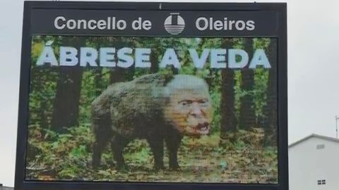 Un panel informativo de Oleiros con el nuevo montaje donde se puede ver la cara del presidente de EE.UU. incrustada en el cuerpo de un jabal�