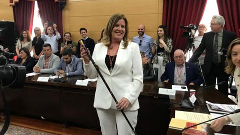 Carmen Arbes�, con el bast�n de alcaldesa, tras la investidura en el ayuntamiento de Langreo