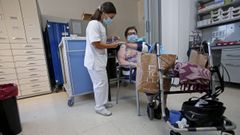 La vacunaci�n contra el covid, en la imagen la tercera dosis en la residencia de Campolongo, contin�a en los hospitales