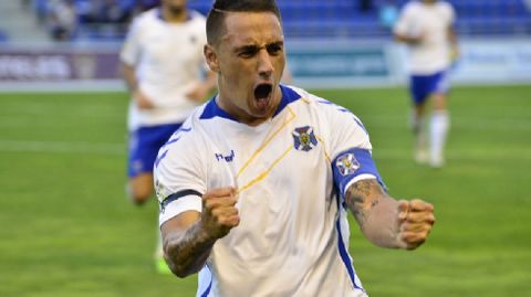 Suso celebra un gol con el Tenerife